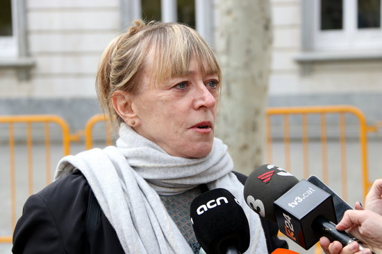 Nobel laureate Jody Williams speaks to the press outside the Spanish Supreme Court on April 9 2019 (by Andrea Zamorano)